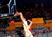 开云体育-76人鏖战湖人，张镇麟点燃赛场