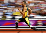 开云官方app入口-赛道与球场，当F1新赛季之夜遇见詹姆斯的统治力