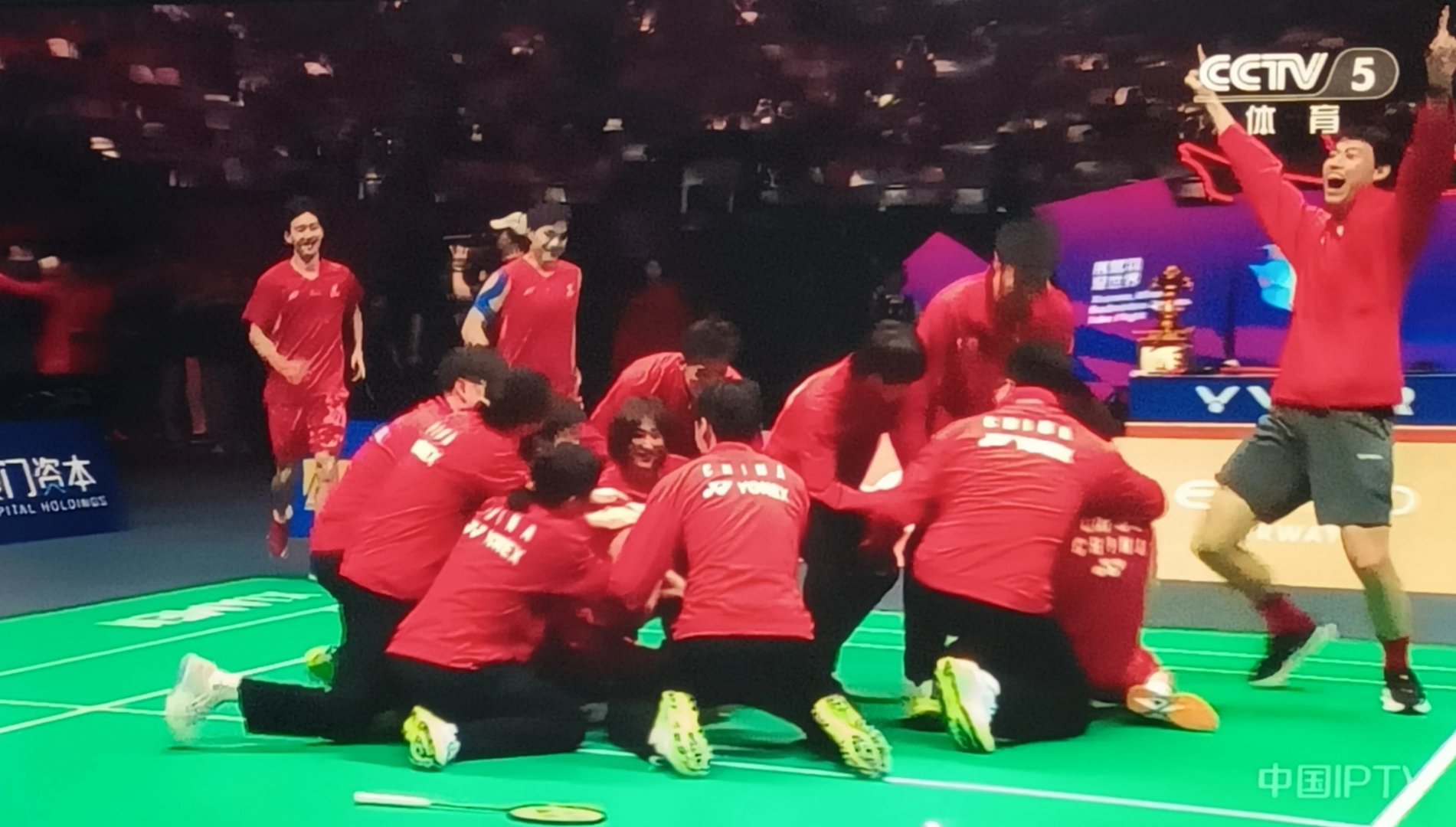 展现团队合作精神的球队获胜比赛