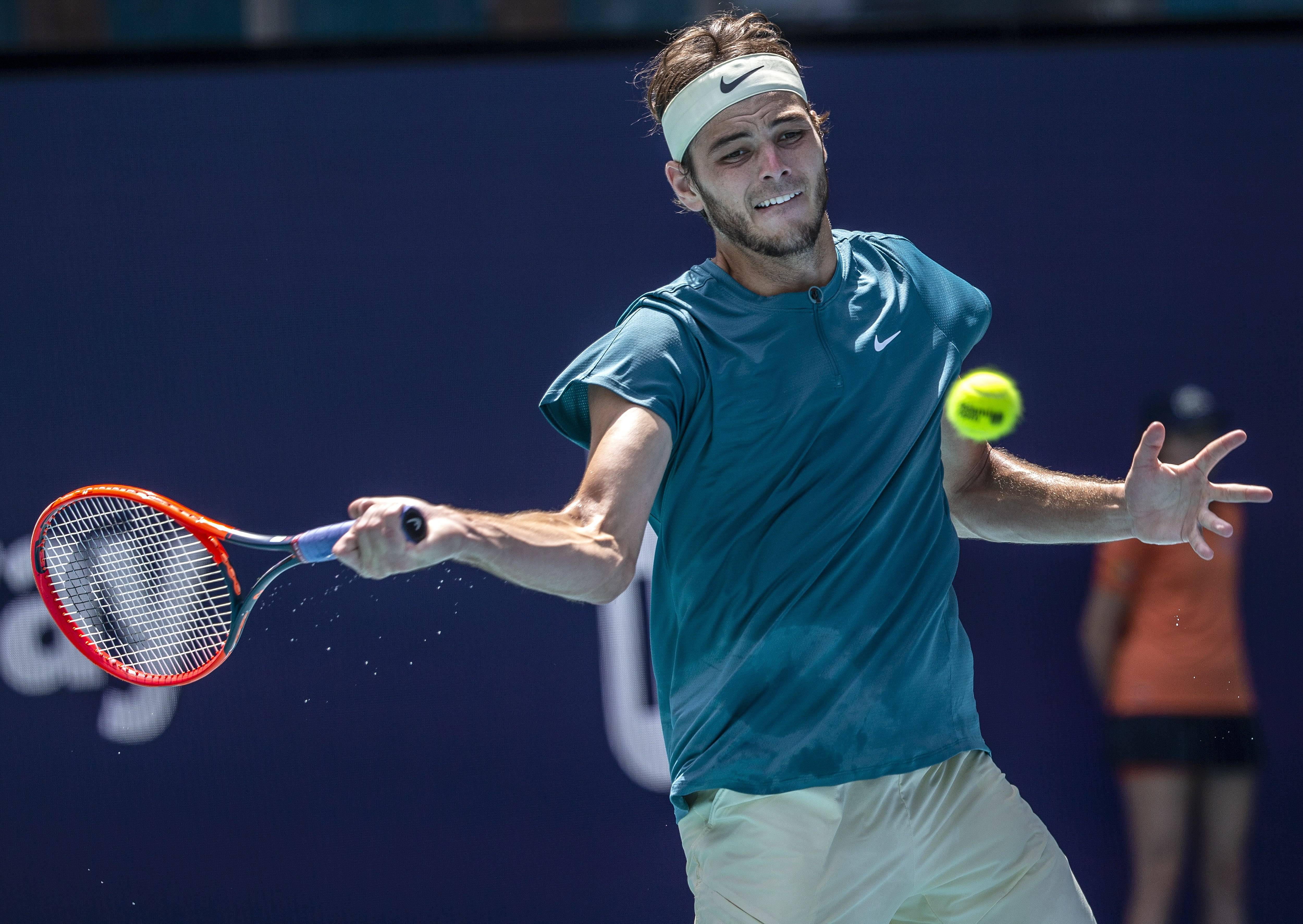 关于美国网球队鏖战西班牙网球队，德约科维奇关键制胜的信息