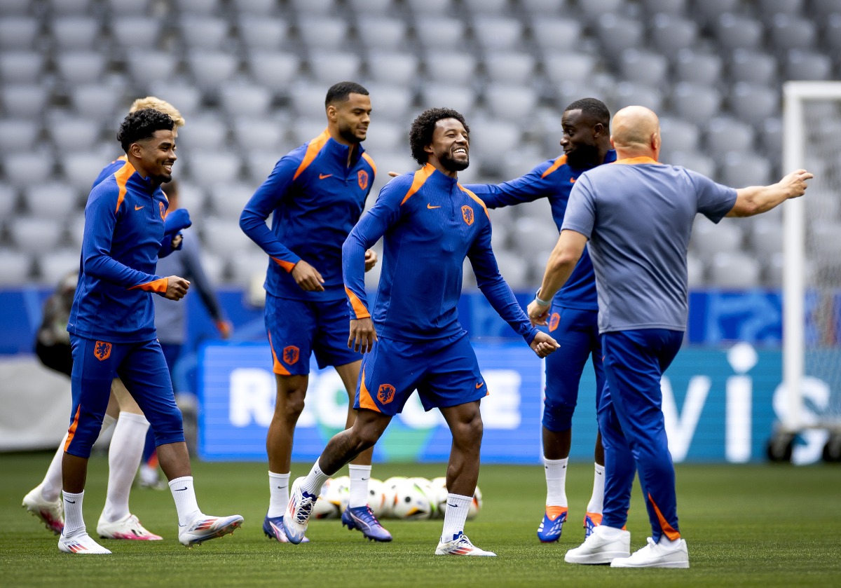 关于荷兰摘金，足球男团挺进决赛的信息