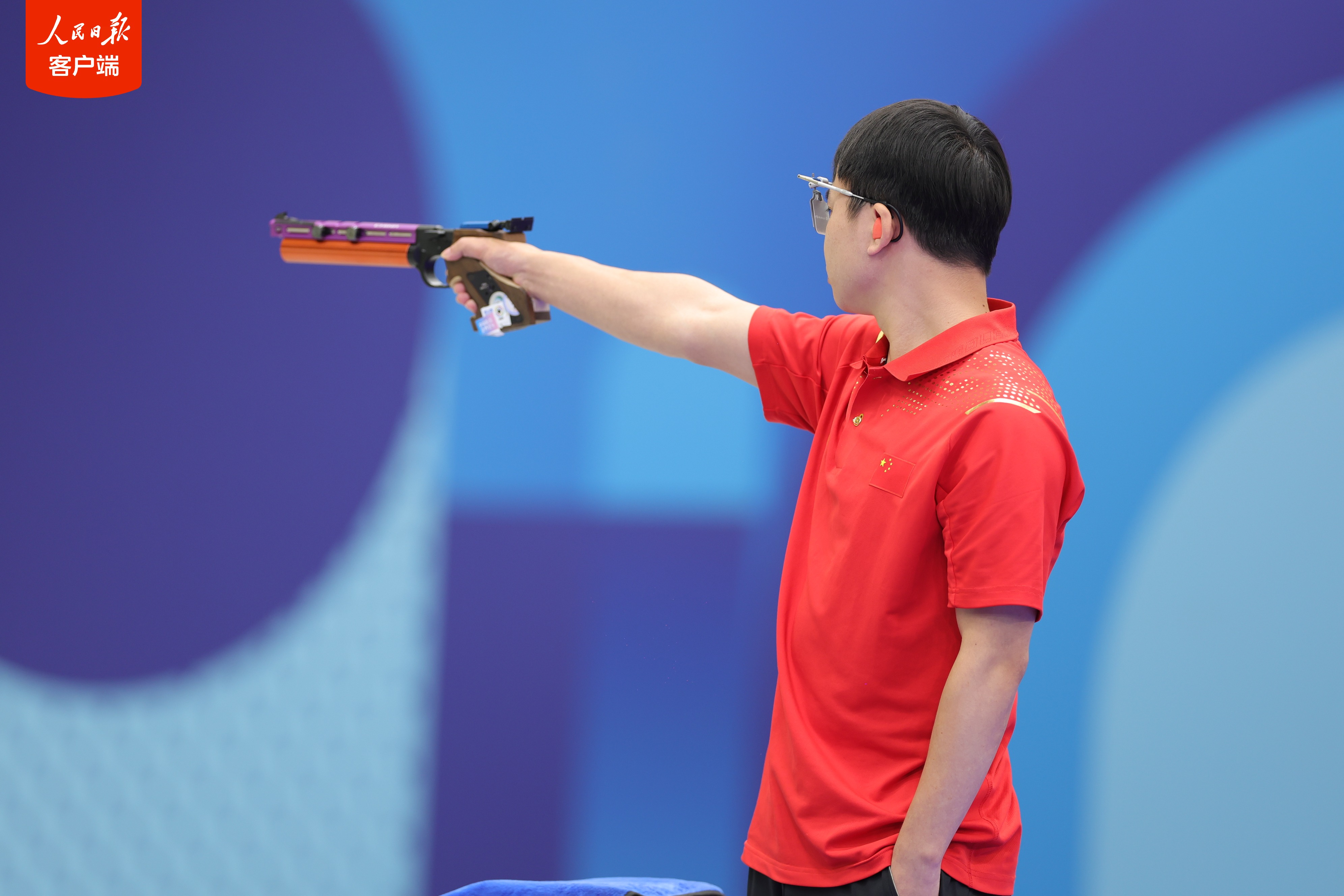 射击选手冷静应对，夺得金牌