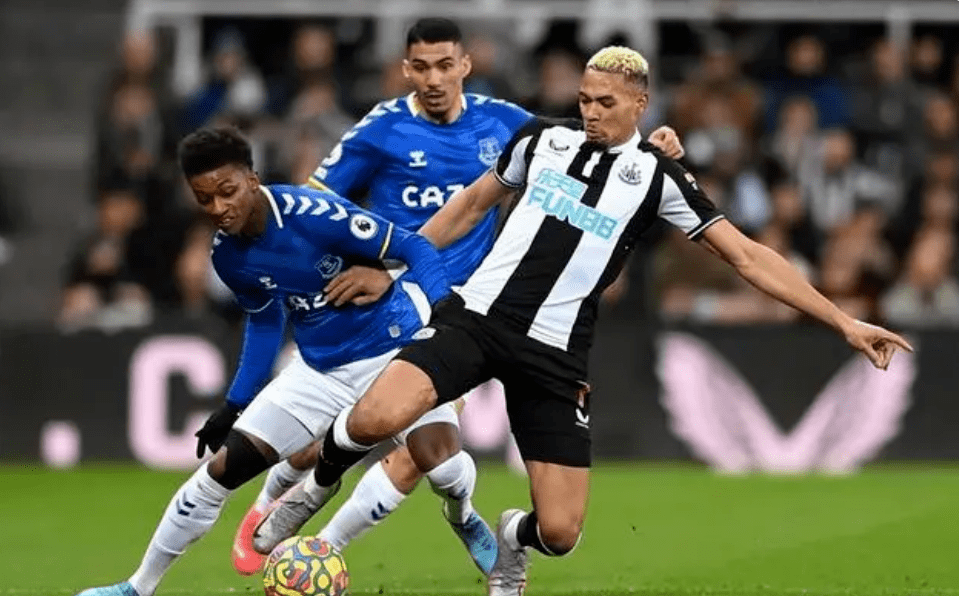 包含华莱士斯战平纽卡斯尔，难分胜负的词条