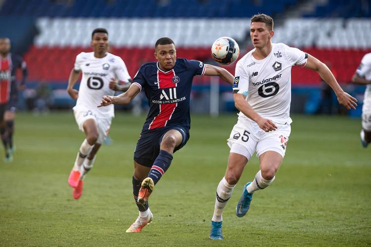 巴黎前锋梅开二度，助球队连胜