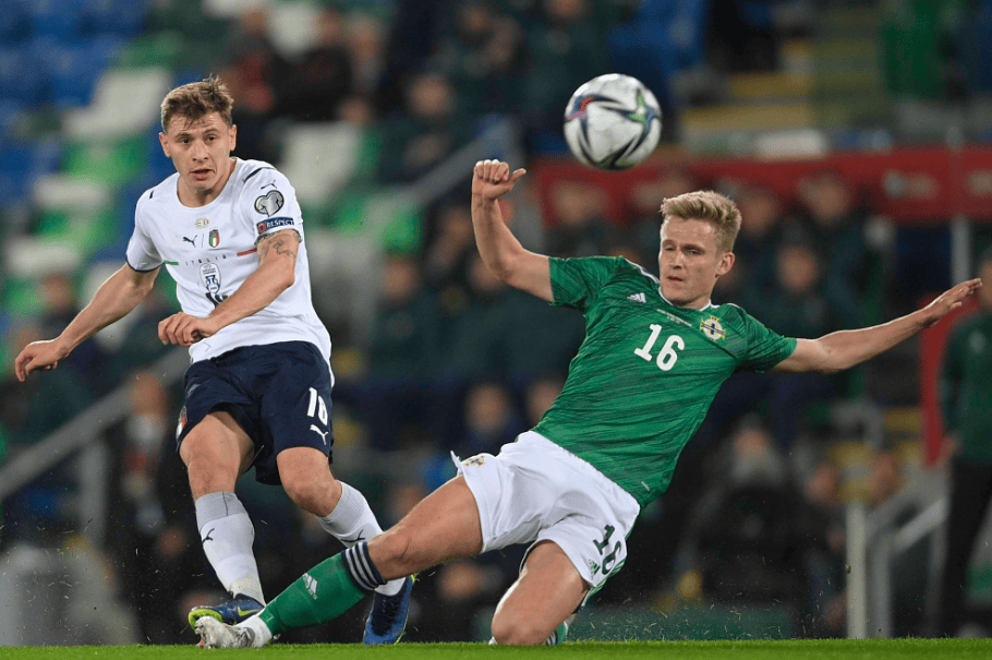 关于荷兰客场战胜北爱尔兰，锁定小组第一的信息