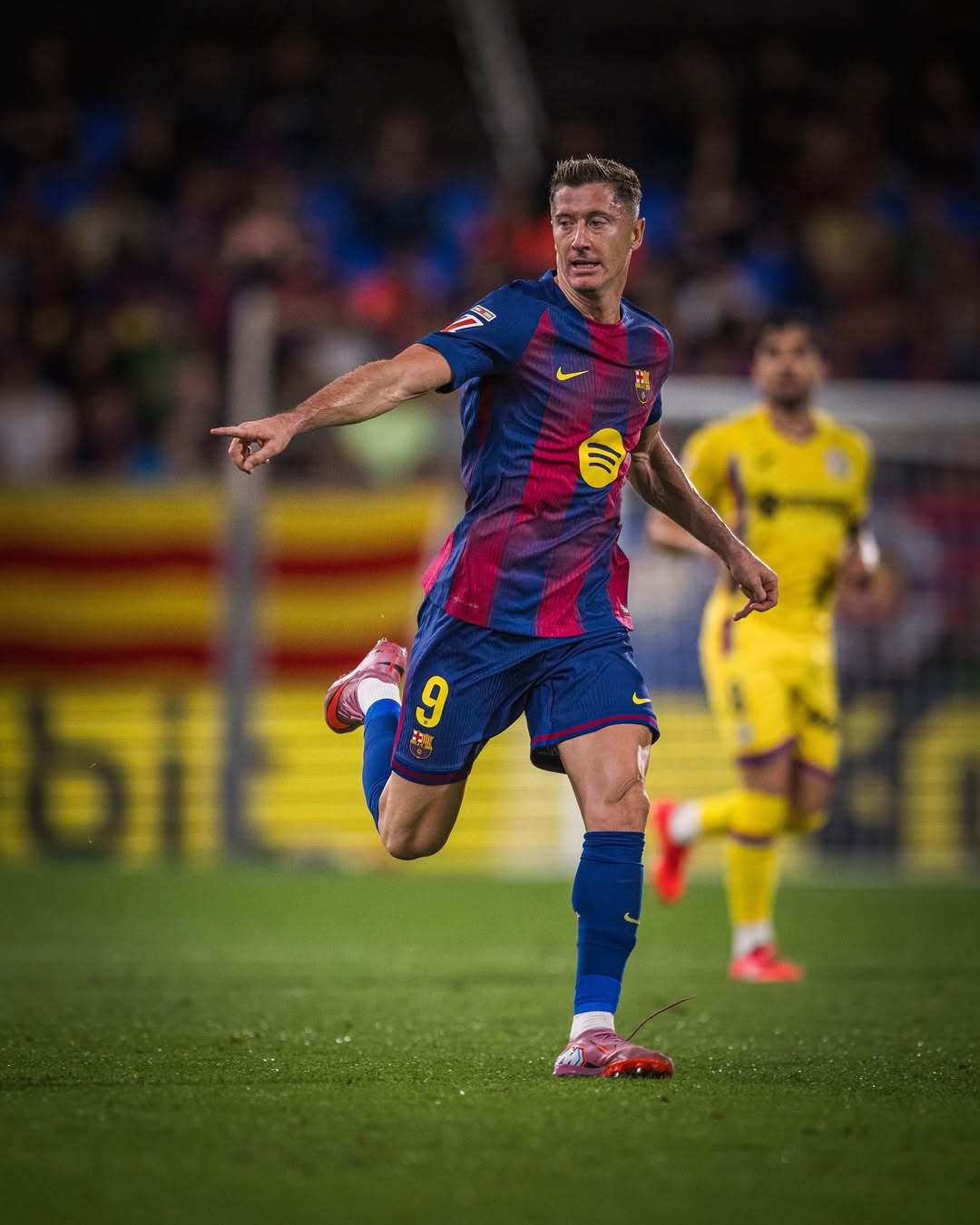 包含巴萨客战大胜，晋级征程无阻的词条