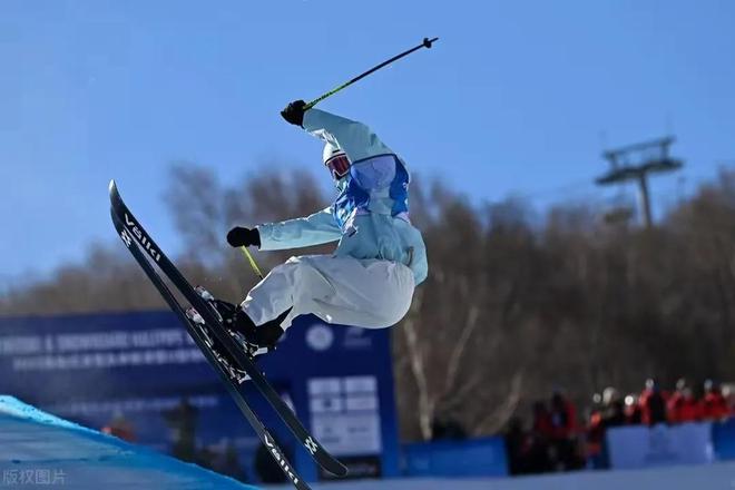 日本选手勇夺短道速滑比赛银牌