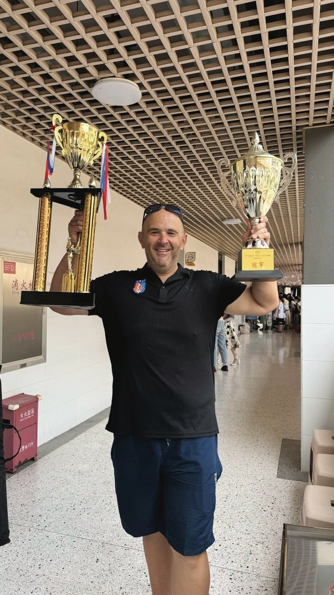 包含著名教练的新动向，引起球迷们的猜测的词条