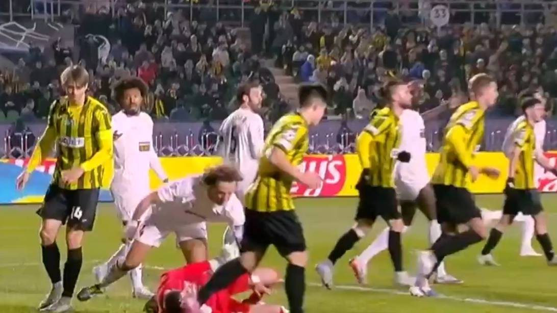 包含拜仁慑于巴萨威胁，欧冠之路遭遇阻碍的词条