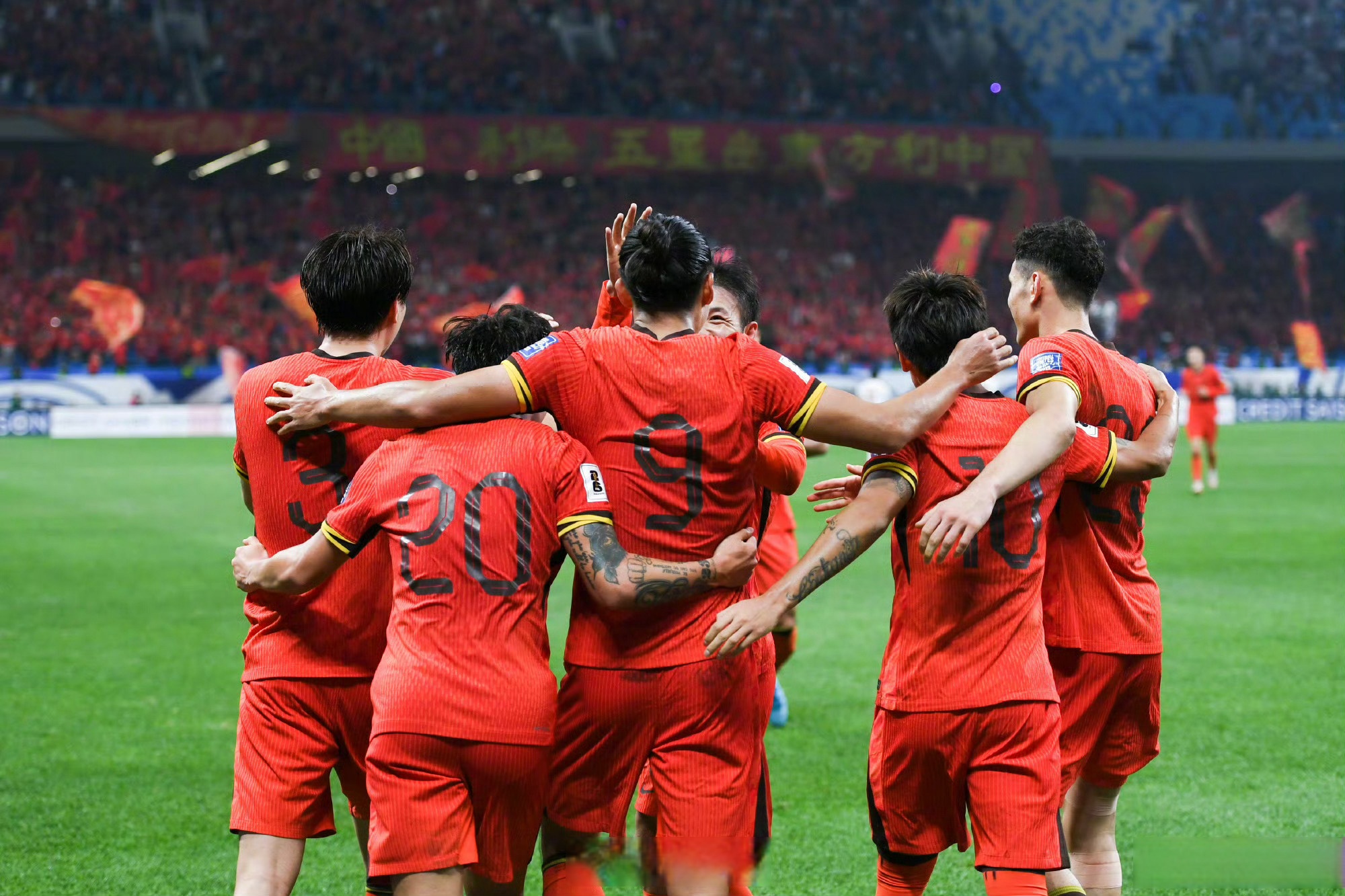 本轮国内足球联赛上演惊心动魄比赛