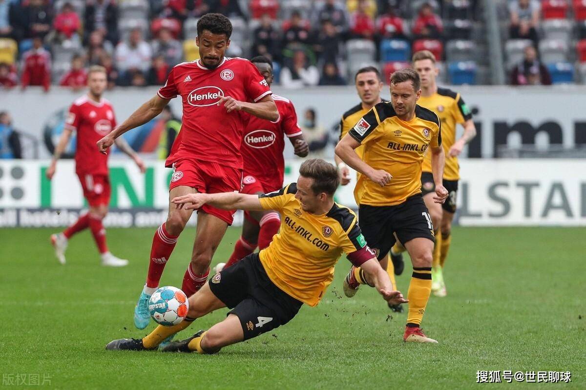 包含德国足球甲级别联赛球员为即将到来的比赛训练的词条