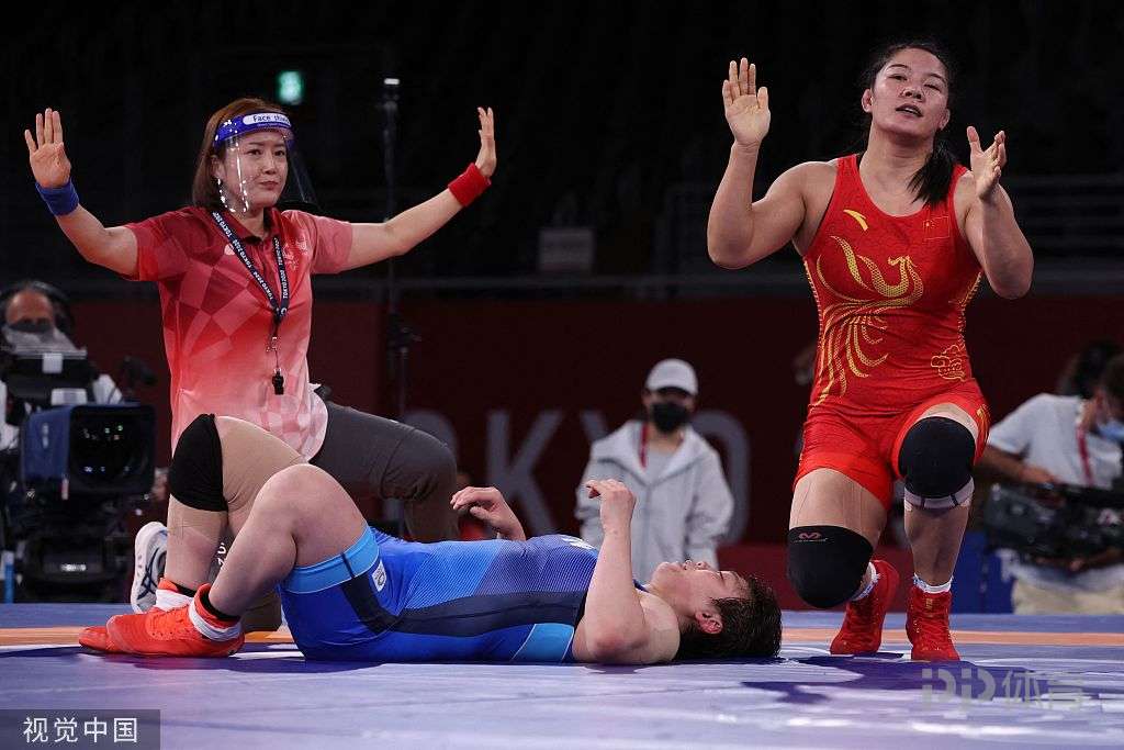 德国选手在摔跤比赛中夺得铜牌