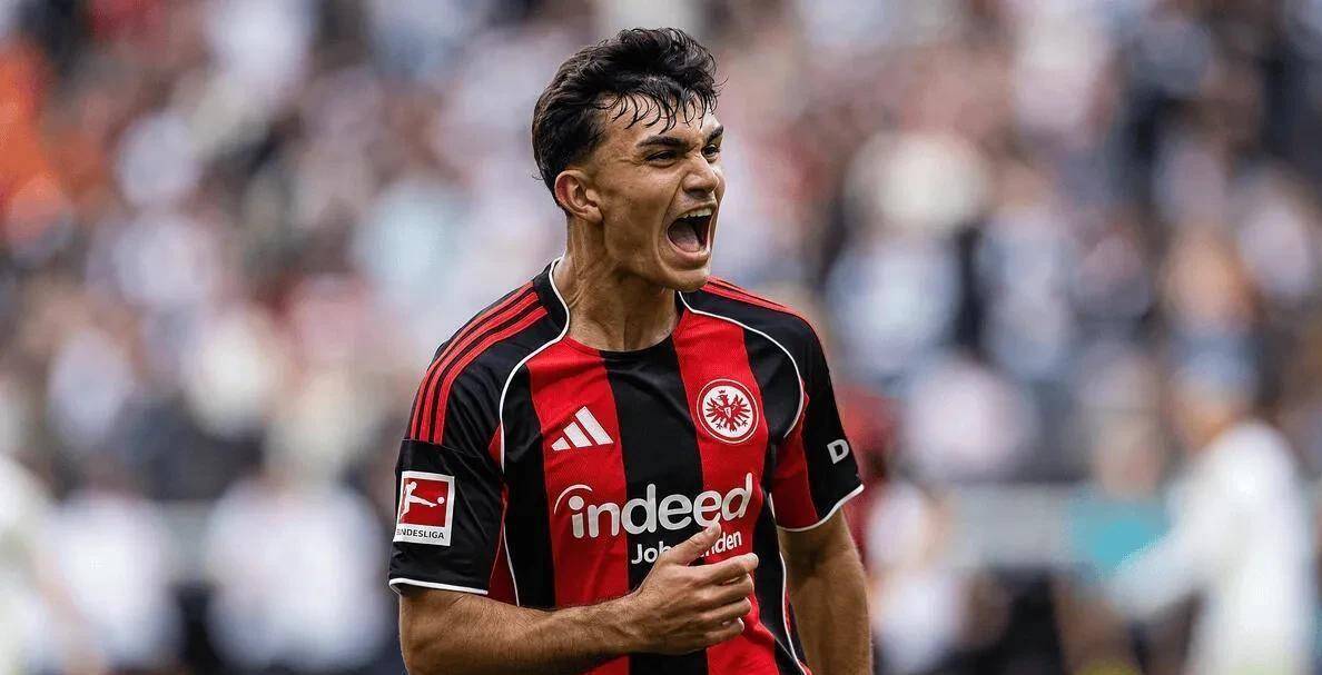 法兰克福前锋连场进球，成为焦点人物