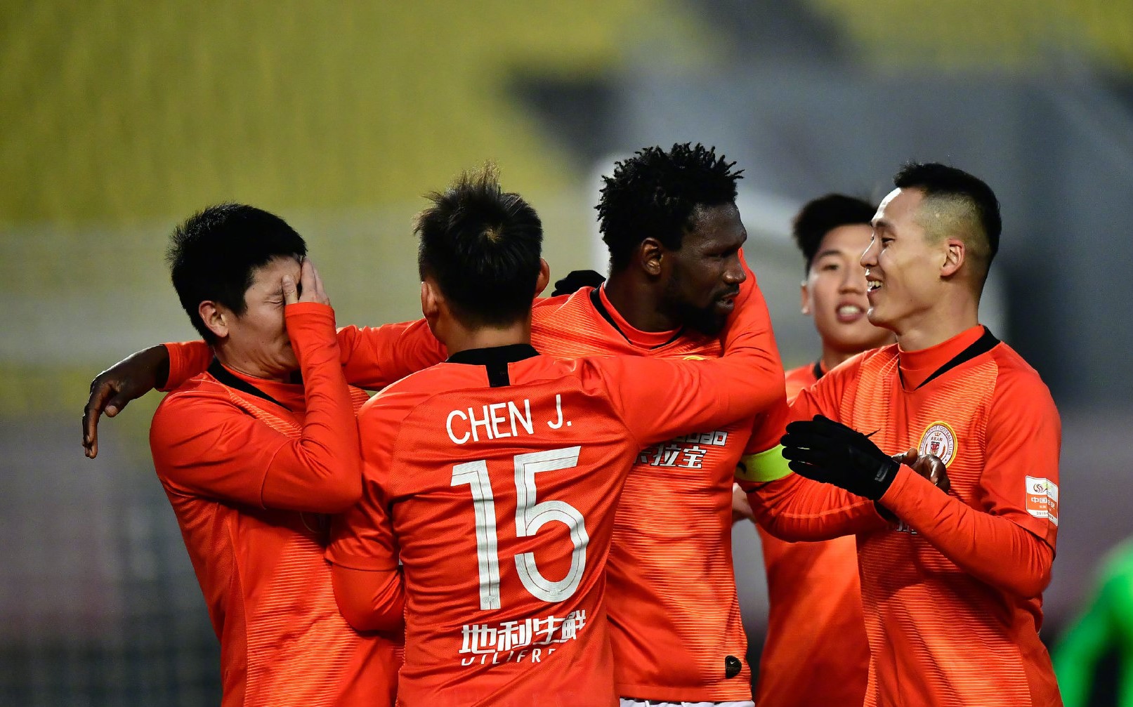 河南建业客场告负,积分榜下滑 河南建业客场告负,积分榜下滑