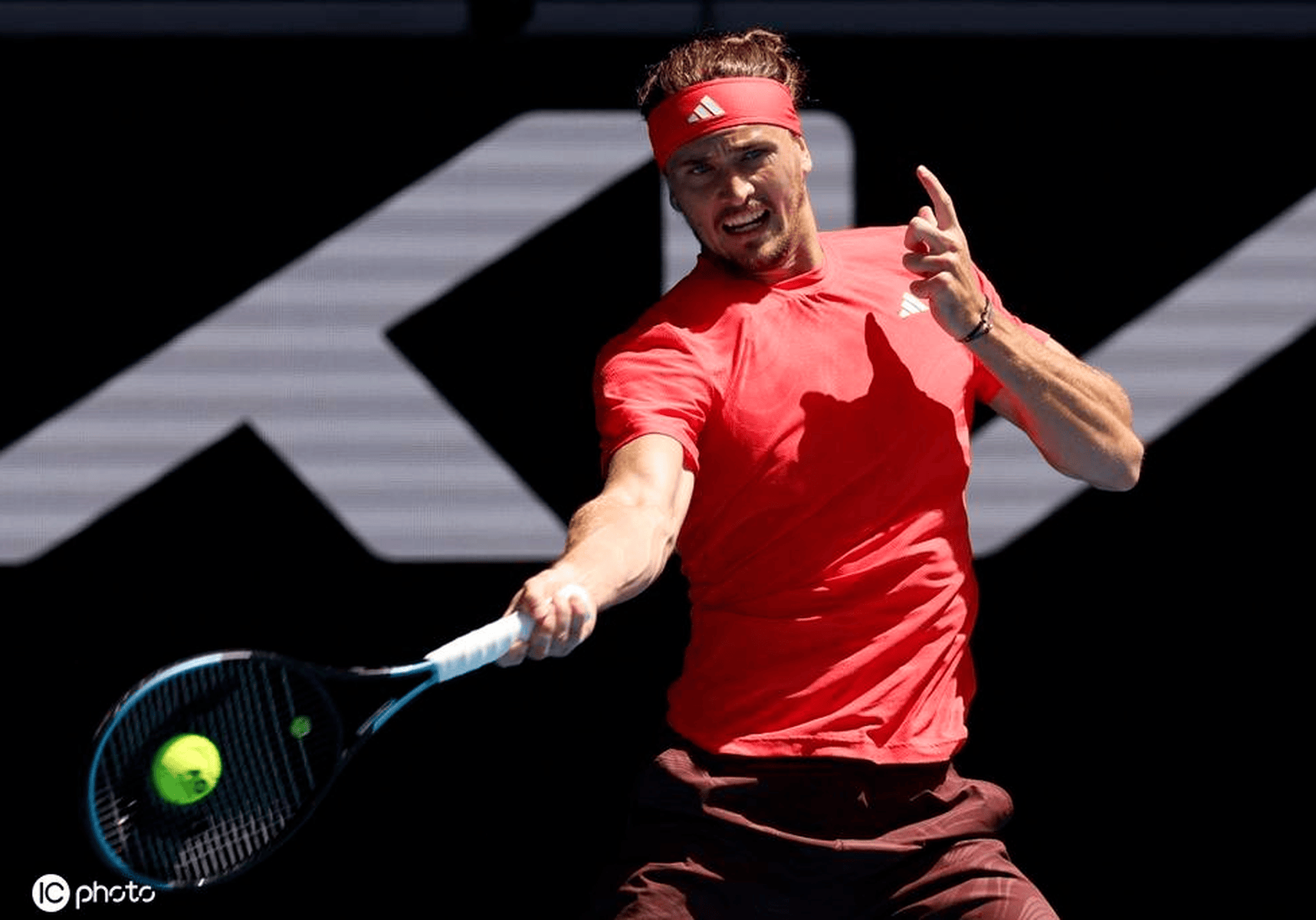 包含ATP总决赛轻取澳网，兹维列夫惊艳四座的词条