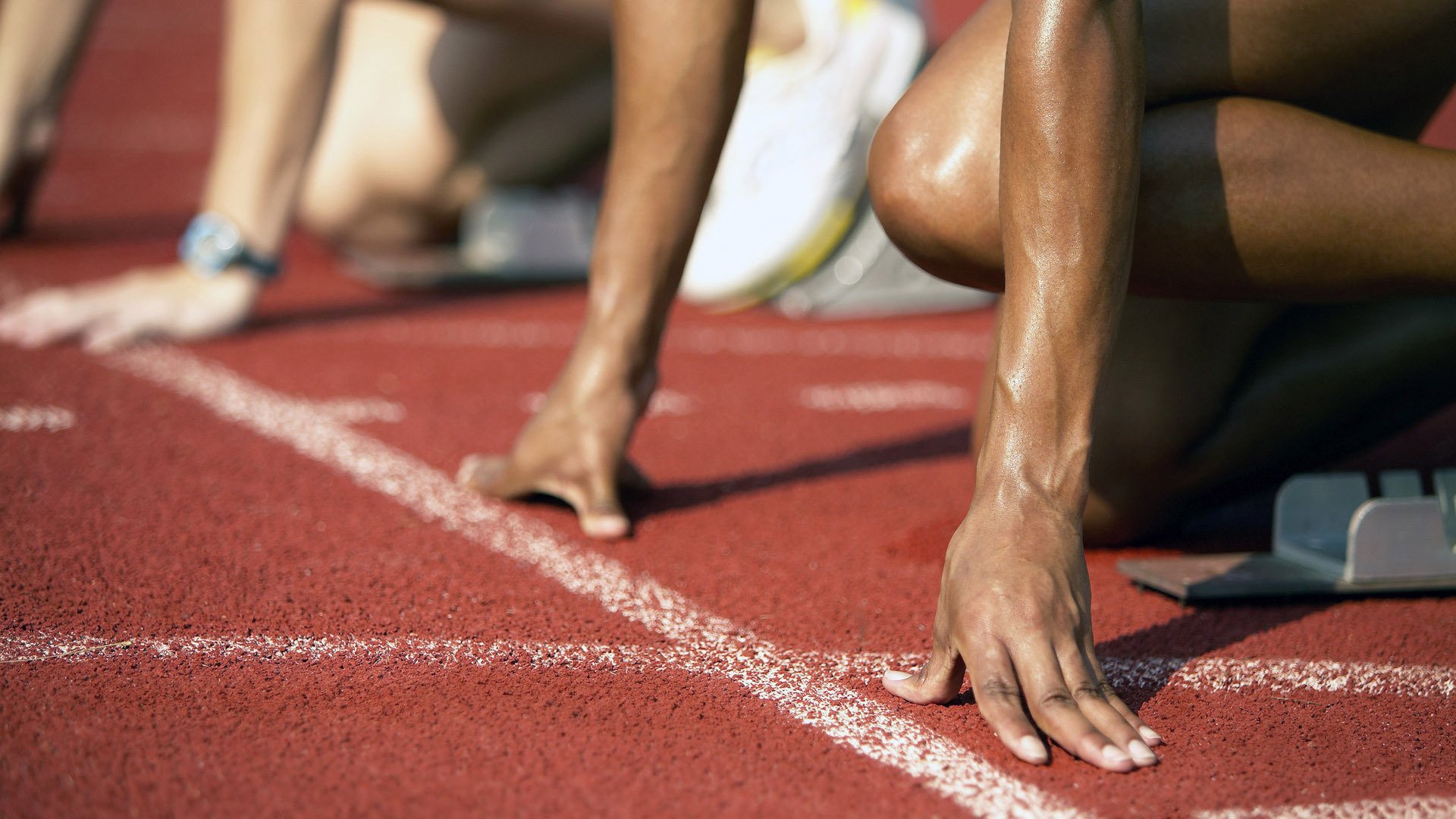 赛道上的终极试炼,F1年度争冠之夜,保罗关键回合不手软